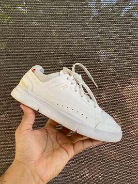 On Running The Roger Centre Court Women's Sneakers in White/Gum